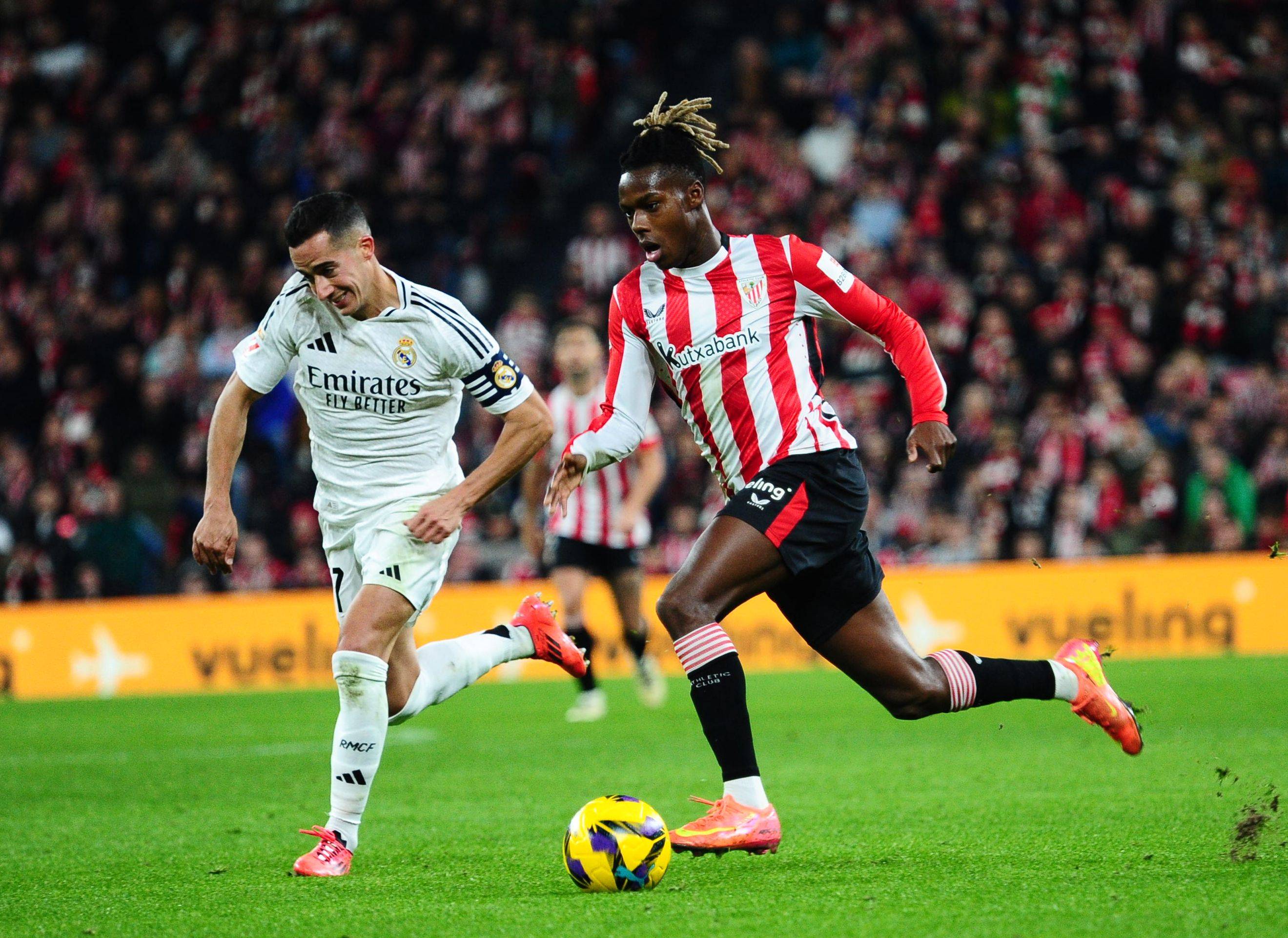 太开心了，马斯切拉诺赛后发布会上遭球员们啤酒浴“突袭”