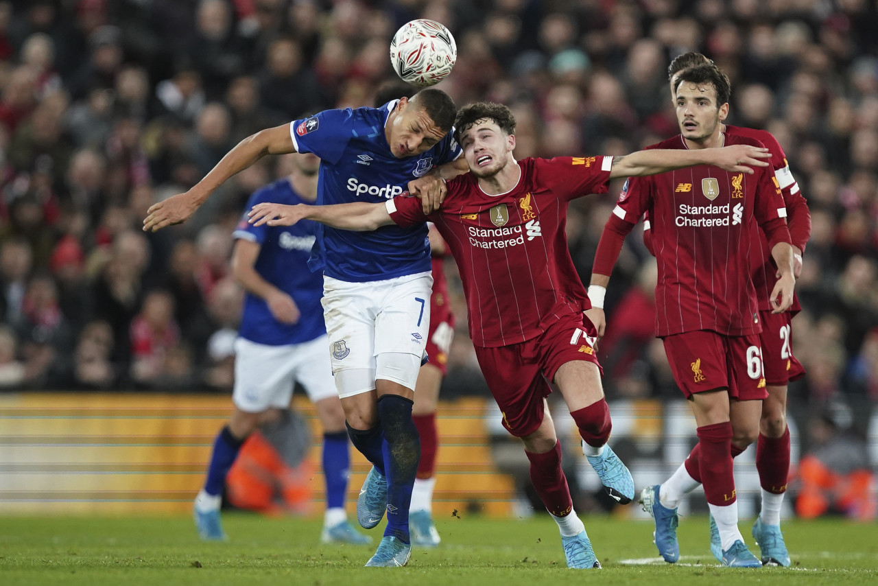 人盯人战术，一段萨利巴紧逼凯恩的短视频走红网络